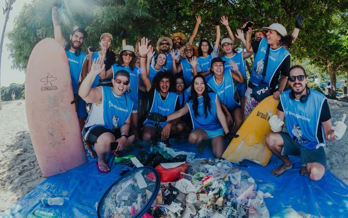 Iniciativa troca hospedagem por participação em limpeza de praias