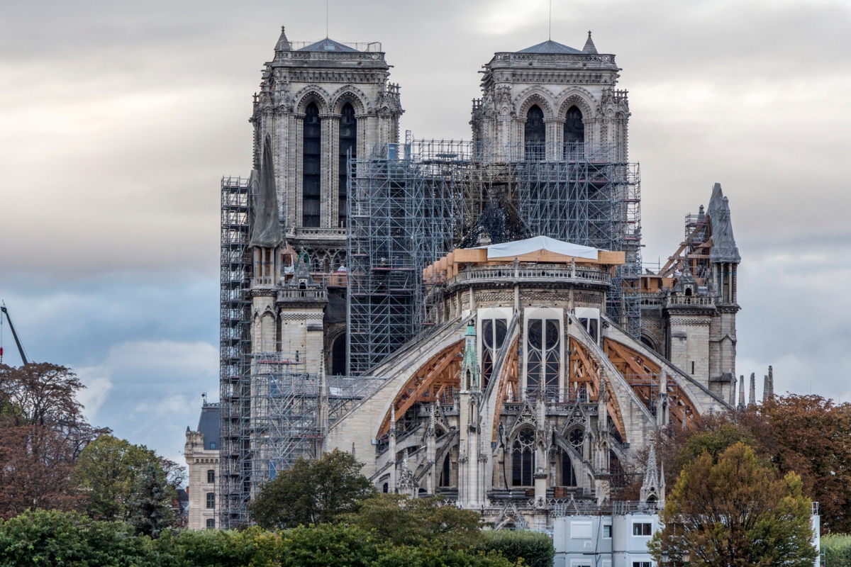 Obras de restauro de Notre Dame avançam e estudantes reconstroem cobertura com técnicas medievais