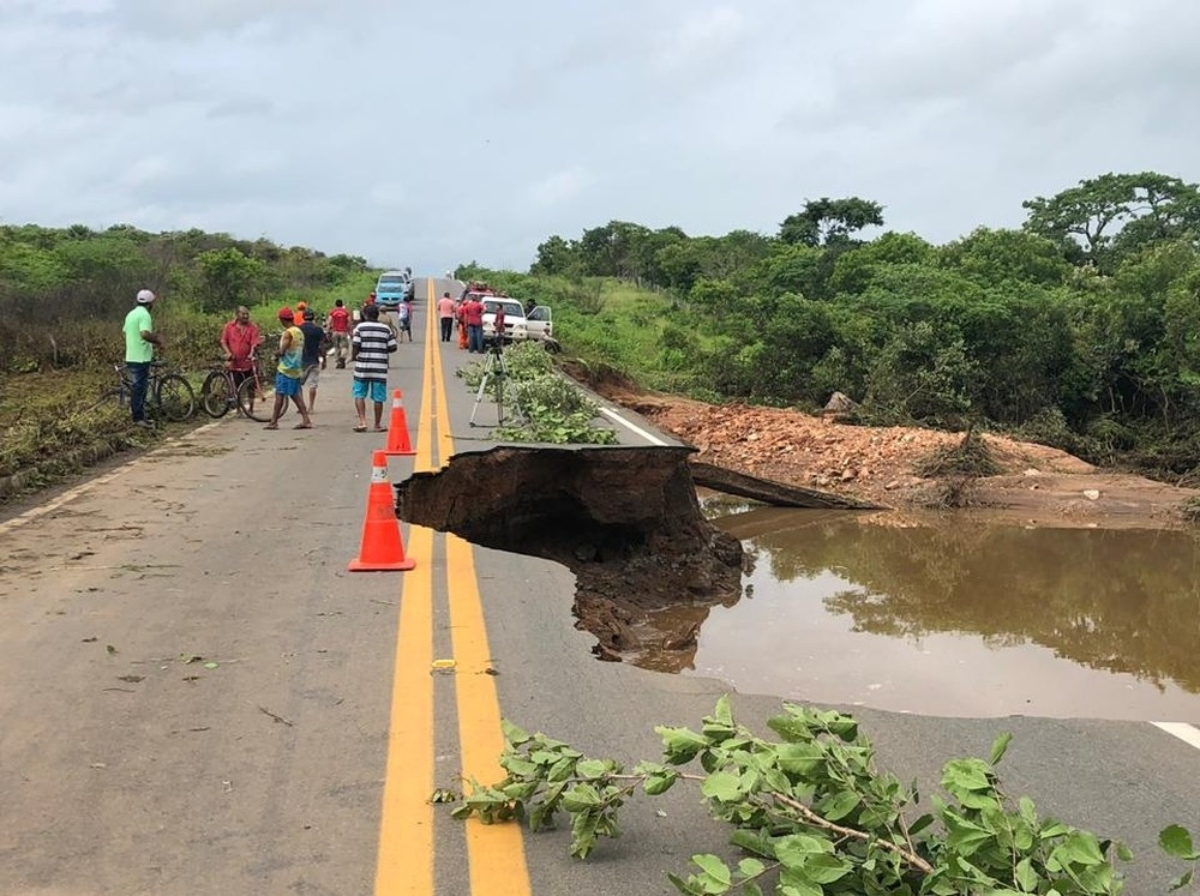 Governo do Estado do Ceará anuncia investimento de R$ 150 milhões para recuperar 64 trechos de estradas danificadas pela chuva