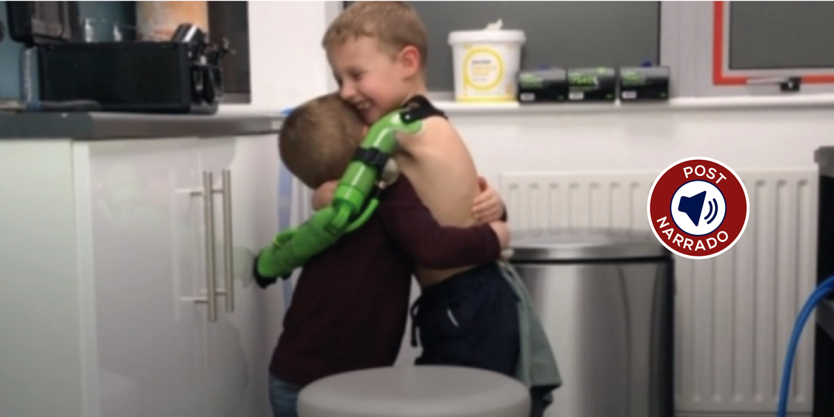 Menino de 5 anos ganha prótese de braço feita em impressora 3D e abraça irmão pela primeira vez